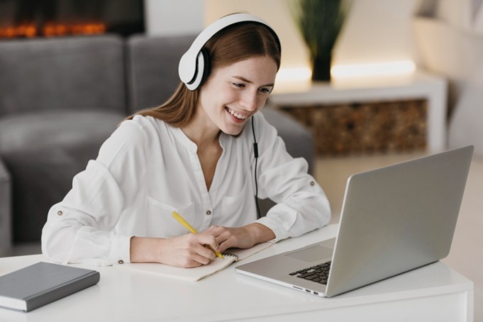 E-learning + native speakers = szybsza płynność – jak to połączenie działa w Eklektice