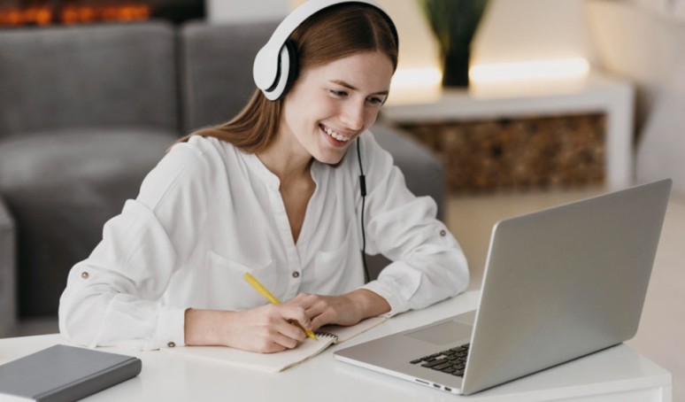 E-learning + native speakers = szybsza płynność – jak to połączenie działa w Eklektice
