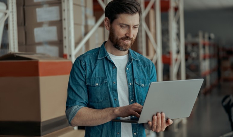 Chcesz rozpocząć karierę w branży logistycznej? Sprawdź, jakie kursy zawodowe Ci w tym pomogą!