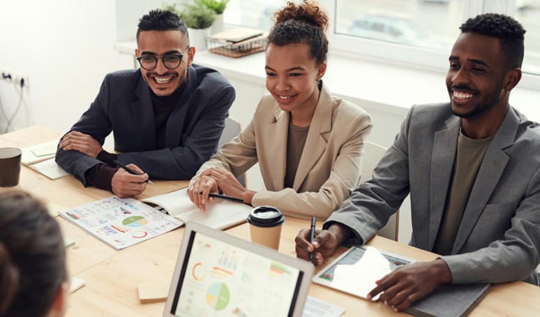 Rok 2026 przyniesie rekrutacje i podwyżki, lecz nie zawsze takie, jakich spodziewają się pracownicy