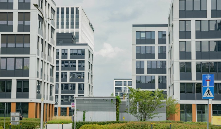 Aby pozostać w grze o inwestycje, Polska musi przyspieszyć tempo zmian. Priorytet? Rozwój kompetencji cyfrowych i transformacja technologiczna