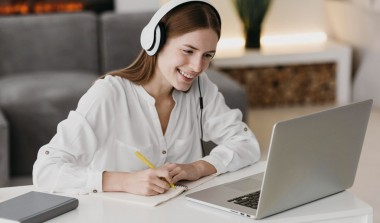 E-learning + native speakers = szybsza płynność – jak to połączenie działa w Eklektice