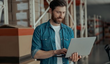 Chcesz rozpocząć karierę w branży logistycznej? Sprawdź, jakie kursy zawodowe Ci w tym pomogą!