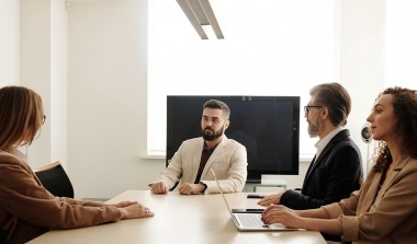 9 na 10 firm wykorzystuje AI w procesach HR, ale według 54% utrudnia ona realną ocenę kandydata