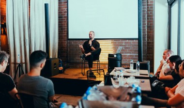Organizacja konferencji w hotelu – dlaczego coraz więcej firm się na to decyduje?