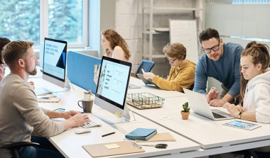 38 proc. przedstawicieli pokolenia Z pracuje w kilku miejscach jednocześnie.  Co trzeci pracodawca ocenia to rozwiązanie negatywnie